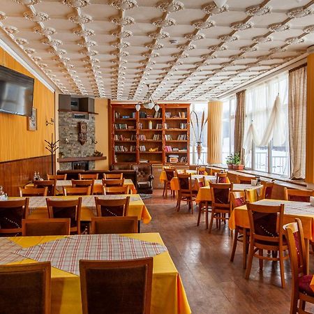 Семеен Хотел “Географски Център” Uzana Exterior photo