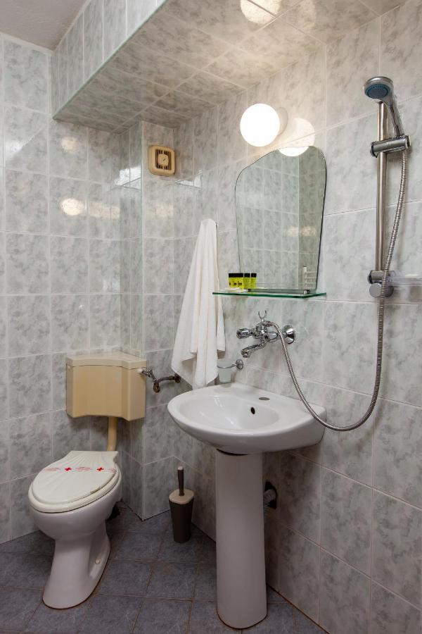Семеен Хотел “Географски Център” Uzana Exterior photo