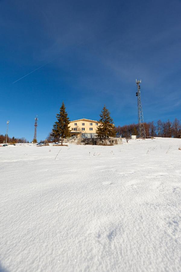 Семеен Хотел “Географски Център” Uzana Exterior photo